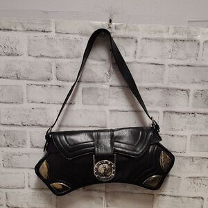 Sophisticated Black Leather Shoulder Bag with Silver Clasp